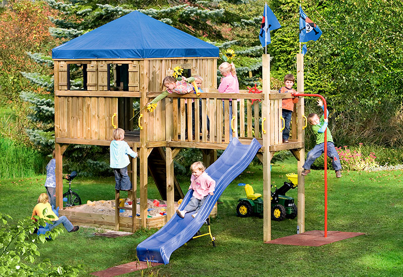 Tour pour enfant en bois avec toit, pont et toboggan